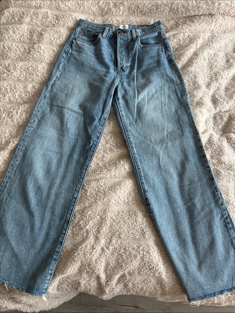 Aritzia Denim forum Farrah jeans size 26 length 28 frayed hem